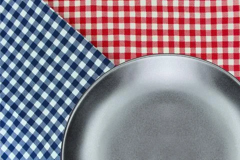 Top view plate on checkered tablecloth pattern background 库存照片