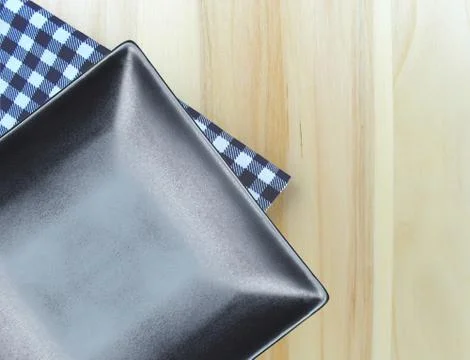 Top view plate on checkered tablecloth pattern background 库存照片
