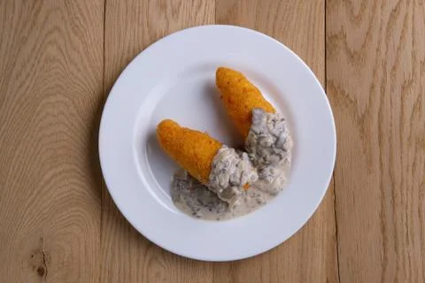 Top view of potato cutlet in breading stuffed with ham served with mushroom s Foto stock
