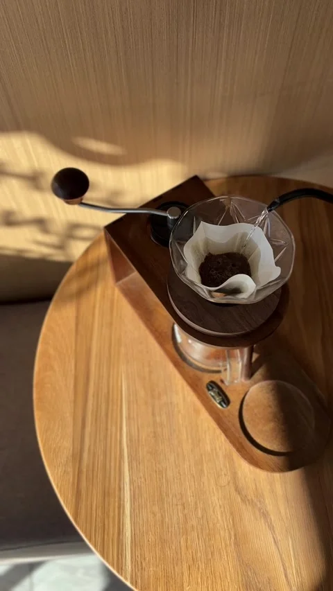 Top view pouring water from black kettle in v60 paper filter with fresh grind Vidéo 346688282