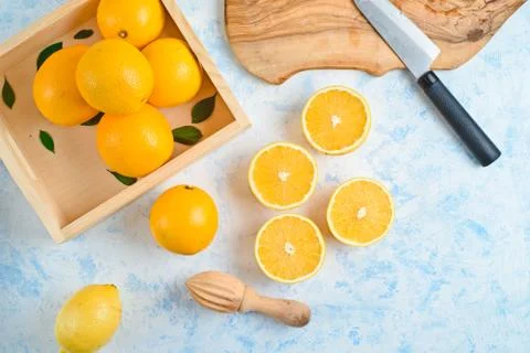Top view of the process of making fresh orange juice, flat lay Foto stock