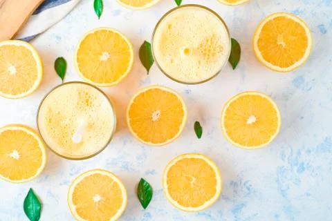 Top view of the process of making fresh orange juice, flat lay Foto stock