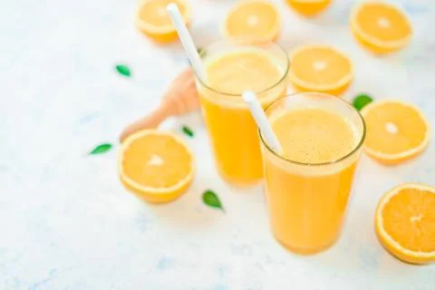 Top view of the process of making fresh orange juice, flat lay Foto stock