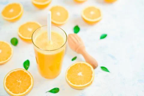 Top view of the process of making fresh orange juice, flat lay Foto stock