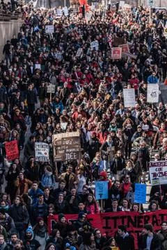 Top View of the Protesters Walking in the Packed Streets Stock-Fotos