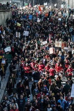 Top View of the Protesters Walking in the Packed Streets Foto stock