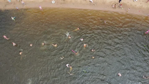 A top view of a public beach in a park on a hot summer day Vídeo Stock 148722651