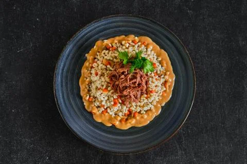 Top view of pulled beef with pearl barley and creamy sauce Foto stock