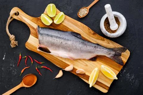 Top view of raw fresh headless pink salmon on wooden cutting board Foto stock