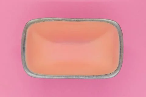 Top view of rectangular pink empty dish with silver edges on pink background Foto stock