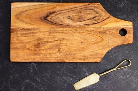 Top view of a rectangular wooden chopping board on the gray surface 스톡 사진