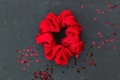 Top view red accessories scrunchie on grey background Foto stock