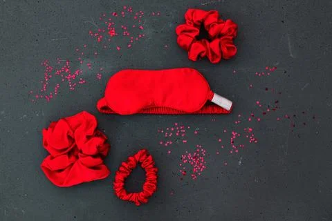 Top view red accessories sleeping mask on grey background Foto stock