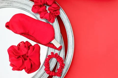 Top view red accessories sleeping mask on grey background Foto stock
