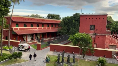 Top view of red buildings of prisoner cell made by British in India. Vídeo Stock 219017334
