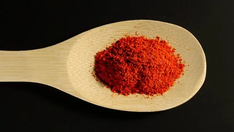 TOP VIEW: Red pepper powder appear in wooden spoon - Stop Motion - Stop Motion Видео 98726757