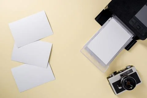 Top view of retro camera, blank photo papers and mobile photo printer Foto stock