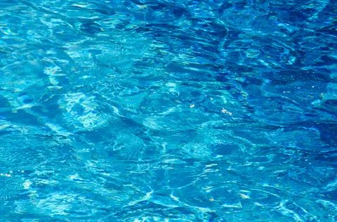 Top view rippled blue pool water with copy space. Surface of azure pool. Foto stock