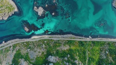 Top view of the road between the mountain with turquoise water Foto stock