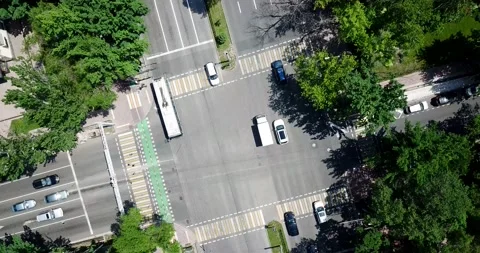 Top view of a road intersection in the city. Vídeos de archivo 143704320