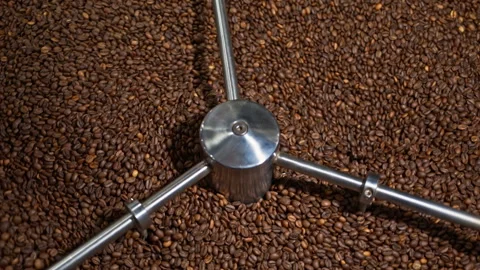 Top view of roasted coffee beans cooling in an industrial roaster tray. Vídeo Stock 327395288