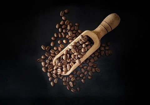 Top view of Roasted coffee beans on a rich textured surface in Wooden coffe.. Foto stock