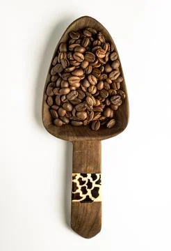 Top view of Roasted coffee beans on a rich textured surface in Wooden coffe.. Foto stock