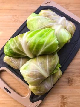 Top view of rolled cabbage leaves stuffed with ground meat, rice and onion on Foto stock