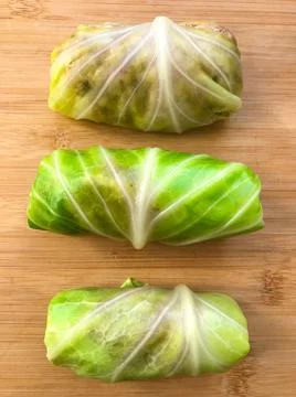 Top view of rolled cabbage leaves stuffed with ground meat, rice and onion on Foto stock