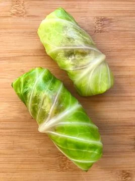 Top view of rolled cabbage leaves stuffed with ground meat, rice and onion on Foto stock