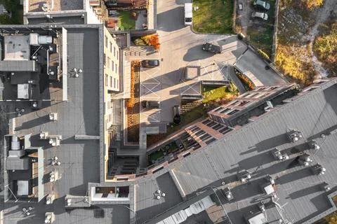 Top view of the roofs of multi-storey buildings, many ventilation pipes on th Foto stock