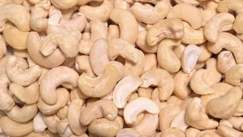 Top view of rotating raw natural cashew nuts Vídeo Stock 141282280