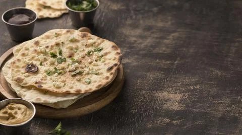 Top view of roti flatbread served with sauces on a black surface Foto stock