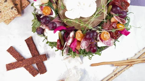 Top view of a round cheese, sausage and vegetable appetizer plate, with soft che Vídeo Stock 304458013