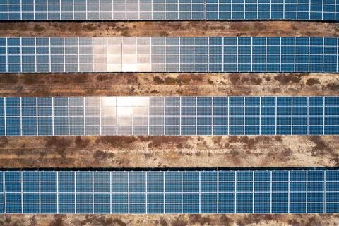 Top view rows of solar panels at renewable energy power farm Foto stock