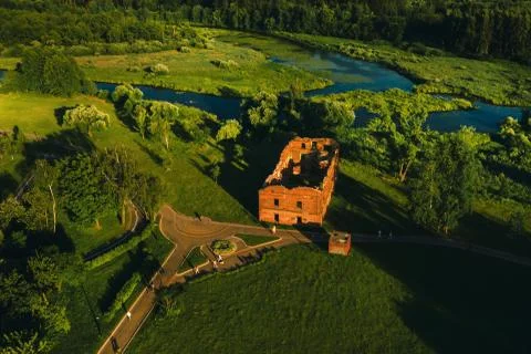 Top view of the ruins of an old mill in Loshitsky Park in Minsk and the Svisl Foto stock