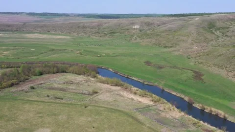 Top view of rural landscape with river and green grazing field in spring time Vídeo Stock 164520576