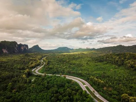 Top View of Rural Road, Path through the green forest and countryside of Thai Foto stock