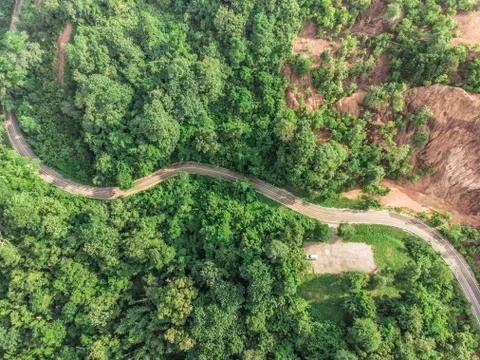 Top View of Rural Road, Path through the green forest and countryside of Thai Fotos de archivo