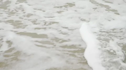 Top view to sand beach while sea wave hitting the beach for tropical relaxi.. Vídeo Stock 335581834