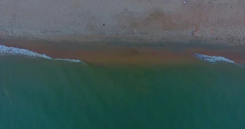 Top view of a sandy beach and wave 動画素材 93907492