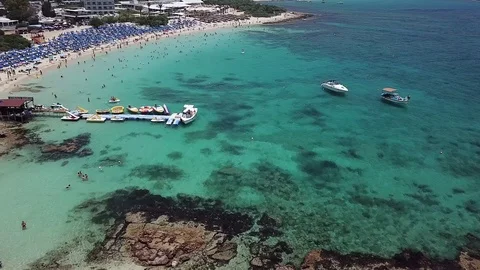 Top view of a sandy beach with clear blue water and a rocky bottom Vídeo Stock 122752983