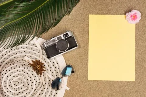 Top view sandy beach concept. Sand background with copy space around products Foto stock