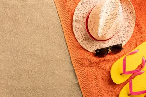 Top view of sandy beach with towel frame and summer accessories. Background w Stock-Fotos