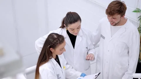 Top view of scientists working together Vídeo Stock 255196409