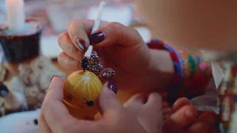 Top view of scratching the pattern on easter egg Stock Footage 115053491