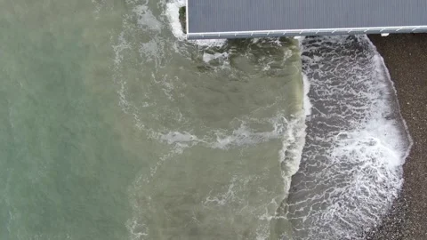Top view of sea waves washing pebble beach, D-Log footage Vidéo 321018751
