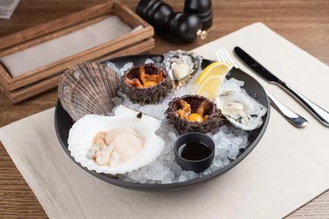 Top view of seafood platter: shellfish, oysters, sea urchin and balsamic sauc Foto stock