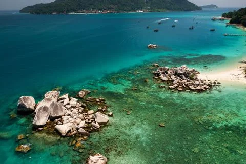 Top view of a secluded beach with crystal clear water and rocky formations .. Foto stock