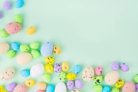 Top view of set of multicolored quail eggs placed on blue background on Easter Foto stock